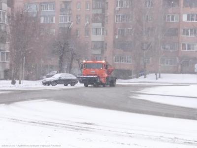 Рязанские улицы обрабатывают противогололёдной смесью